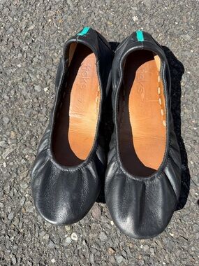 Tieks Black Leather Ballet Flats with Teal Heel Tab size 7